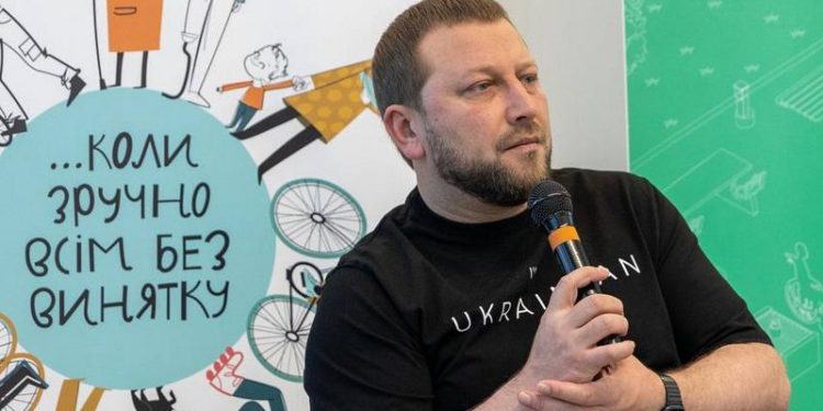 Ексголова Тернопільської ОВА Володимир Труш їздить на незадекларованому броньованому авто