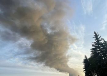 Майже 100 рятувальників гасять пожежу: наслідки нічного удару по Тернополю (Офіційна інформація)