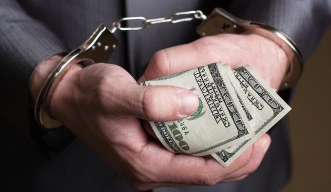 У Тернополі затримали викладача, який вимагав у студента 400 доларів хабаря