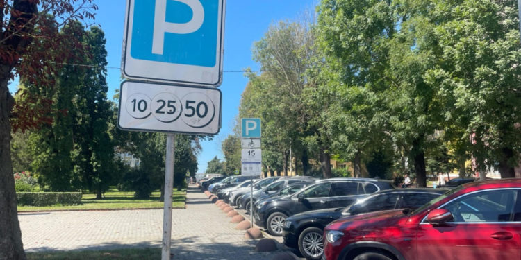 У Тернополі позбавили пільг на паркування учасників бойових дій