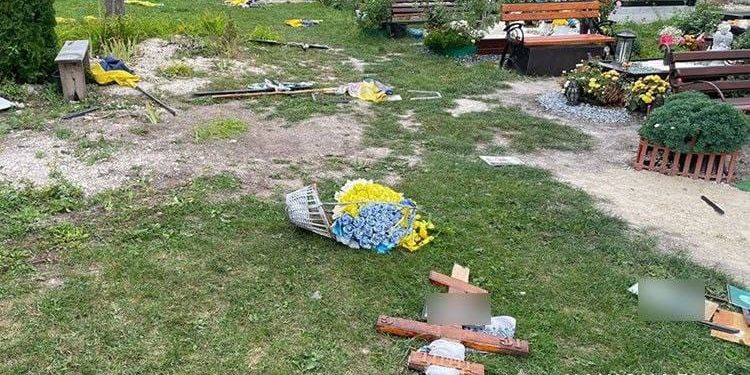 Вандал пошкодив могили військовослужбовців у Кременецькому районі