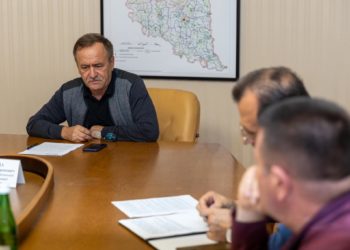 Підтримує людей: очільник Тернопільщини “взявся” за свинарники місцевого нардепа