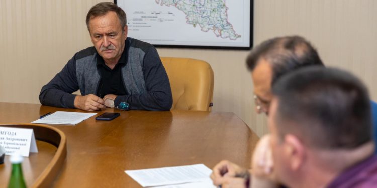 Підтримує людей: очільник Тернопільщини “взявся” за свинарники місцевого нардепа