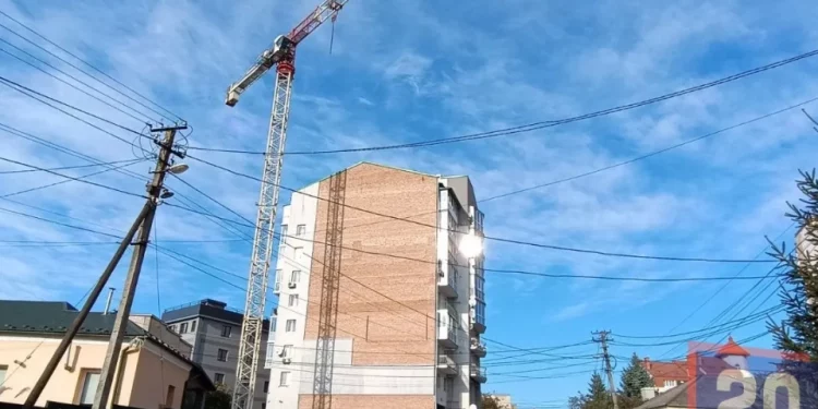 Нову багатоповерхівку замість приватного будинку будують у Тернополі