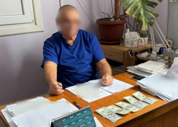 На Тернопільщині викрили хабарника у білому халаті