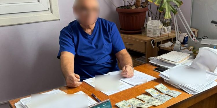 На Тернопільщині викрили хабарника у білому халаті