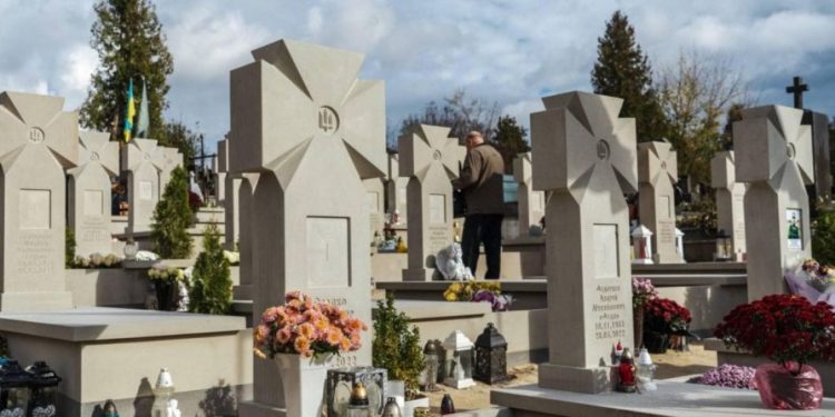 Однакові могили для всіх: суд визнав законним вигляд Пантеону Героїв в Тернополі