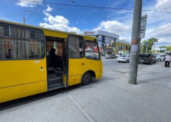 У Тернополі водій маршрутки не зупинився перед колоною “на щиті”