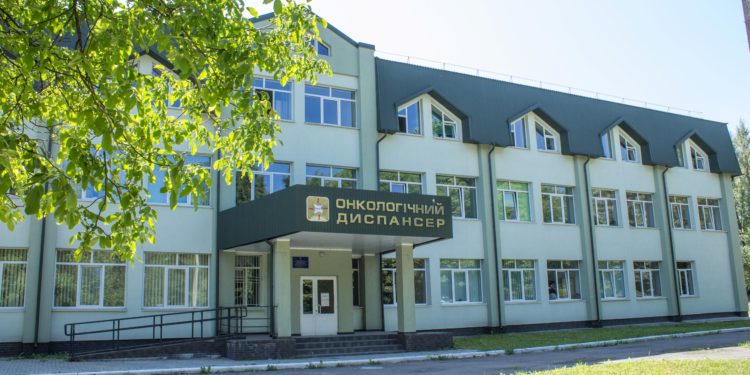 Пацієнти онкодиспансеру у Тернополі скаржаться на корупцію: заклад очолює син відомого медика