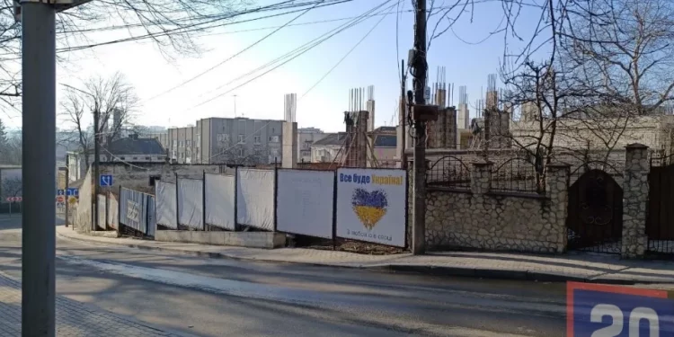 Який вигляд має будова на Шпитальній у Тернополі, зведення якої зупиняла поліція у 2023 році