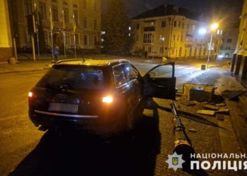У Тернополі 20-річний водій на Audi врізався в будівлю прокуратури