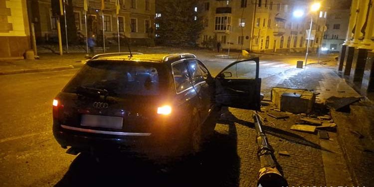 У Тернополі 20-річний водій на Audi врізався в будівлю прокуратури