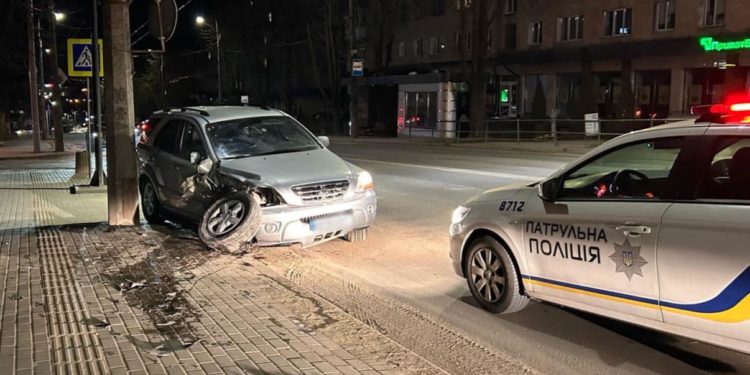 У Тернополі нетверезий водій врізався в електроопору