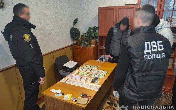 Скандал у Кременці: на хабарі затримали директора автошколи