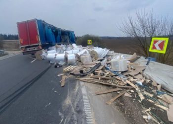 На Тернопільщині водій вантажівки в’їхав у відбійник