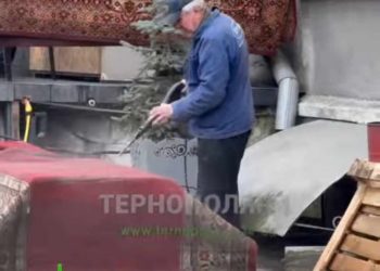 Бруд розтікався вулицями: у центрі Тернополя власники креативного кластеру мили килими