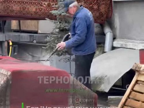 Бруд розтікався вулицями: у центрі Тернополя власники креативного кластеру мили килими