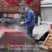 Бруд розтікався вулицями: у центрі Тернополя власники креативного кластеру мили килими
