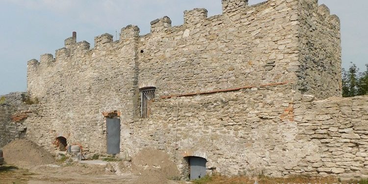 Перед судом постануть колишній директор заповідника та підприємець з Кременця за незаконне будівництво на Замковій горі