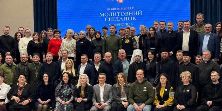 Молитви під слідством: у Тернополі на молитовному сніданку поруч зі духовенством, волонтерами і владою – нардепи зі скандалами