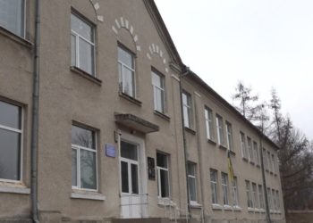 Суд виправдав учительку з Тернопільщини, яка забирала телефон у школяра