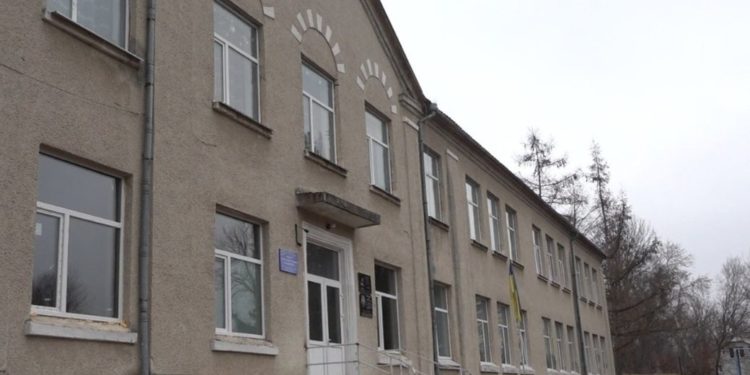 Суд виправдав учительку з Тернопільщини, яка забирала телефон у школяра
