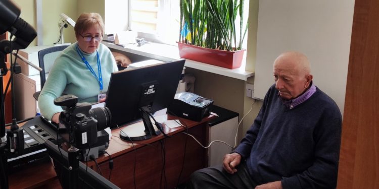 На Тернопiльщинi 72-рiчний чоловiк отримав свiй перший паспорт громадянина України