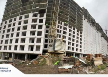 У Тернополі з висотки на будові випав чоловік: шансів вижити не було