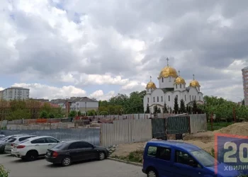 Нове секретне будівництво біля церкви на вулиці Київській в Тернополі