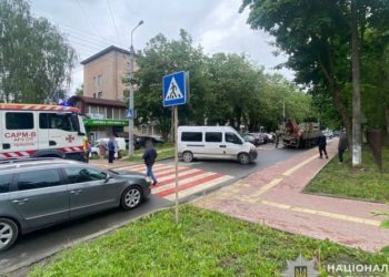 64-річна жінка загинула під колесами вантажівки біля лікарні в Тернополі