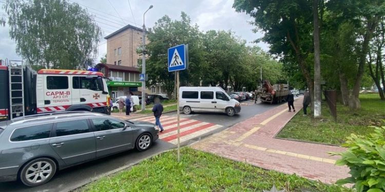 64-річна жінка загинула під колесами вантажівки біля лікарні в Тернополі