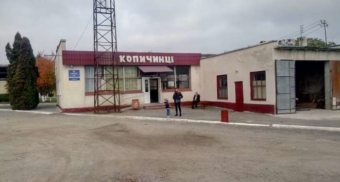 У Копичинцях службовий автомобіль за 2 мільйони гривень возить чиновників замість медиків