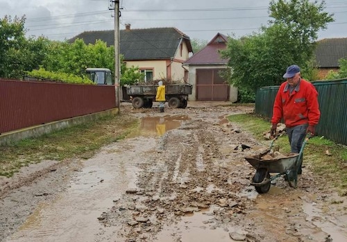 Негода на Тернопільщині: пошкоджена дорога, підтоплені обійстя, комісія шукає рішення