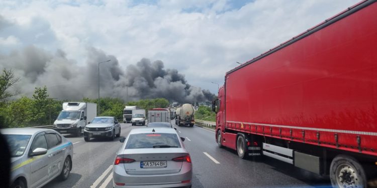 Дим видно з усіх куточків міста: масштабна пожежа у Тернополі (Фото, відео)