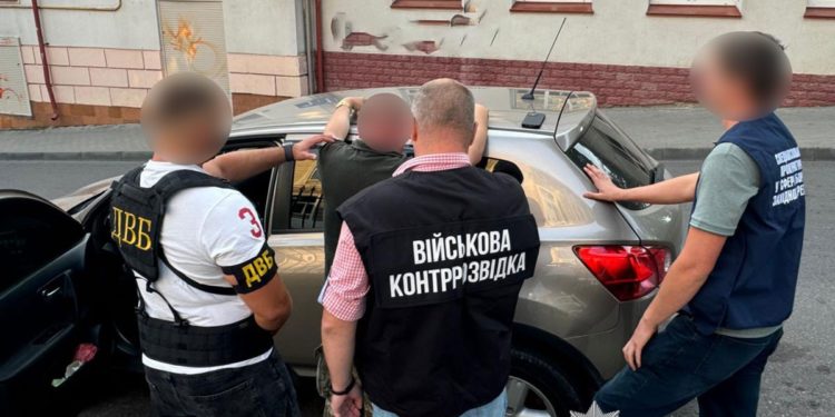 За 5 тисяч доларів обіцяв звільнити від військової служби: на Тернопільщині судитимуть працівника ТЦК