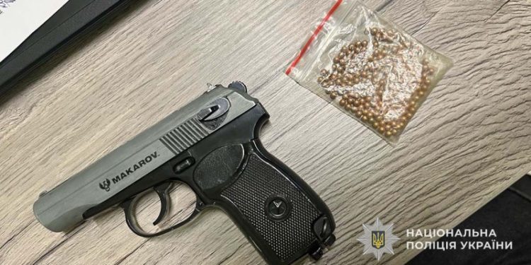 У Тернополі 16-річний хлопець тричі вистрілив у дівчину з пневматичного пістолета через помсту