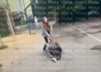 Тягали за волосся та били по голові: у центрі Тернополя дівчата-підлітки влаштували розбірки