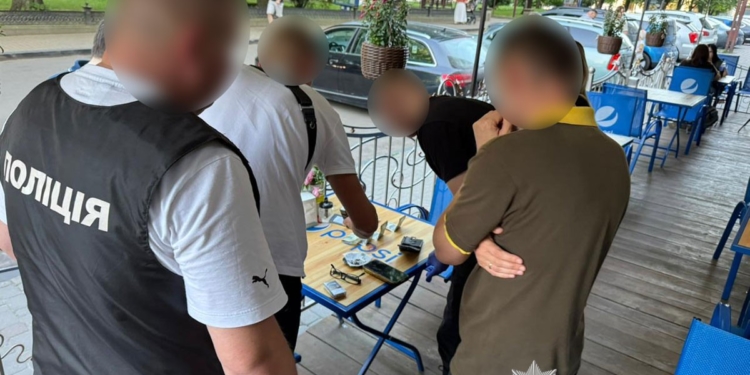 Керівник юридичної фірми у Тернополі вимагав хабаря за оновлення даних у ТЦК