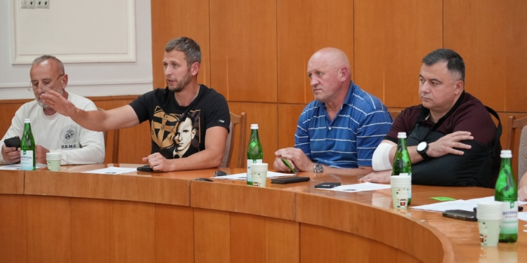 Скандал з ветеранами на Тернопільщині намагаються вирішити у владних кабінетах