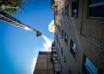 24 рятувальники гасили пожежу в тернопільській багатоповерхівці