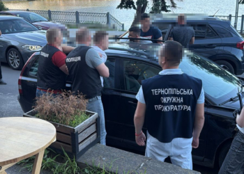 Експрaвоохоронць вимaгaв 16 000 долaрів США зa вплив нa лікaрів у оформленні групи інвaлідності