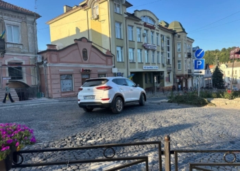 Мер Чорткова Володимир Шматько паркується, порушуючи правила