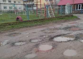 У Бучачі жителі скаржаться на жахливий стан дороги на одній із вулиць міста