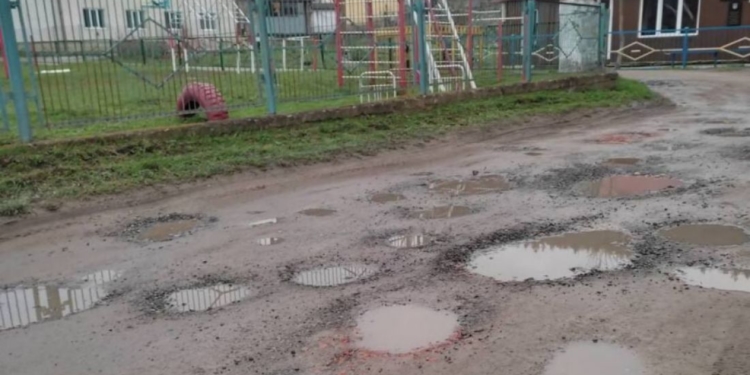 У Бучачі жителі скаржаться на жахливий стан дороги на одній із вулиць міста