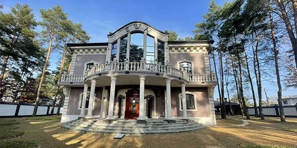 Пастор з Тернополя став власником будинку вартістю мільйон доларів біля Львова