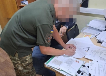 Лікар медичного закладу у Тернополі підозрюється в отриманні від військовослужбовця грошей