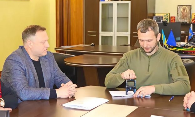 Маючи дорогі позашляховики та мільйони в готівці, заступник голови Тернопільської облради просить матеріальну допомогу