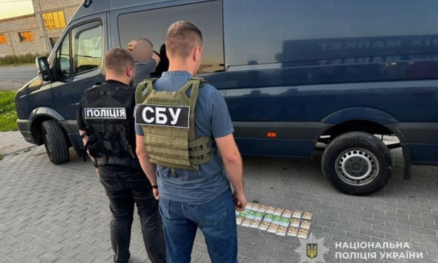 Житель Тернопільщини за 2000 євро обіцяв зняти військовозобов’язаного з розшуку