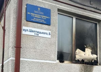 Двох паліїв з Тернополя засудили за підпал сільради на замовлення ФСБ