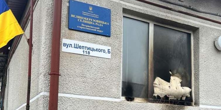 Двох паліїв з Тернополя засудили за підпал сільради на замовлення ФСБ